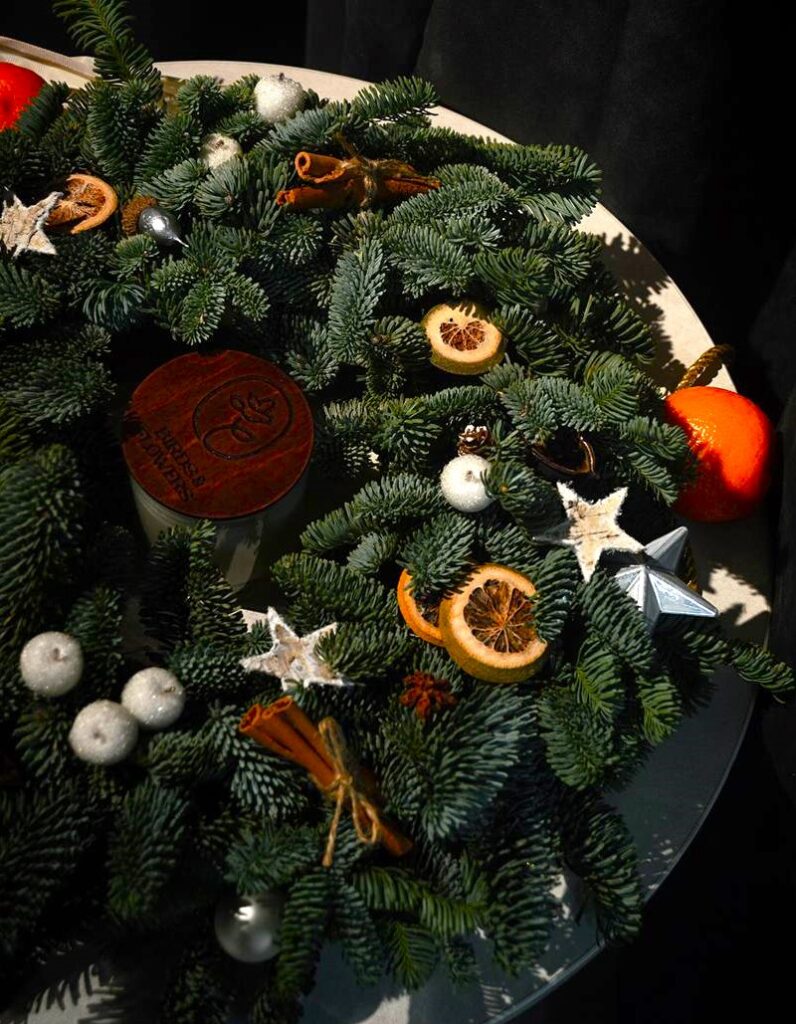 Новогодний венок с ароматической свечой ручной работы