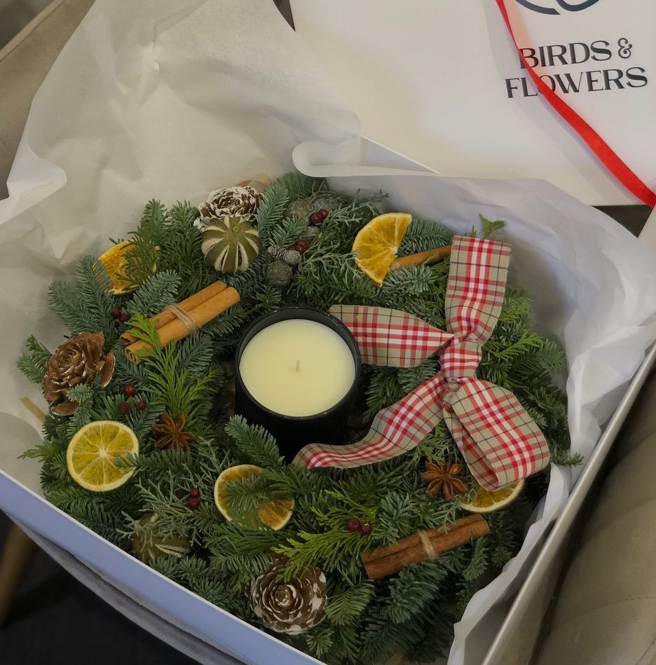 Wreath and aromatic candle — festive set