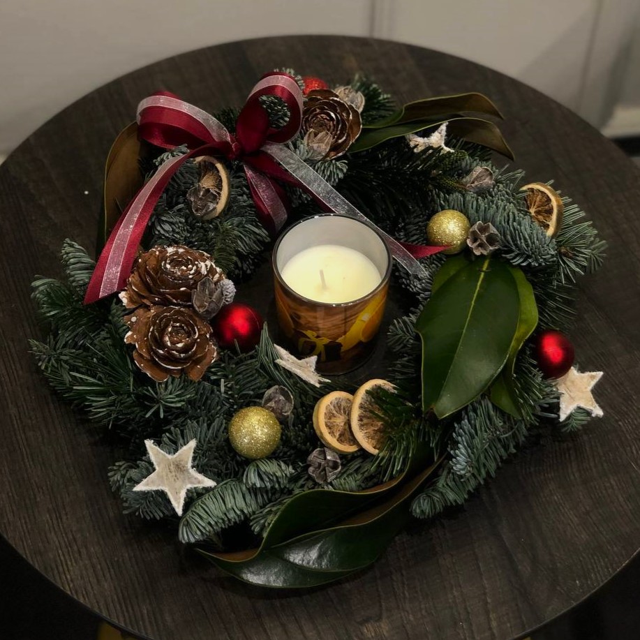 Festive set: wreath and aromatic candle